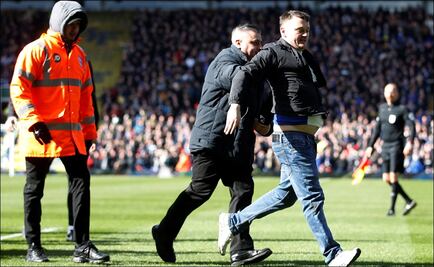 Castigan de por vida a fan que agredió a jugador del Aston Villa