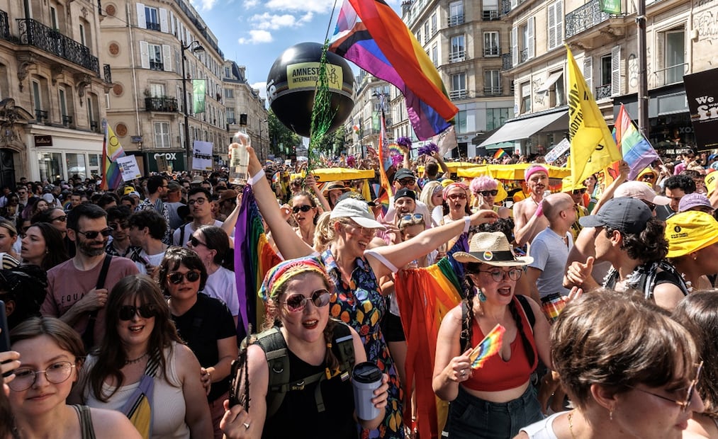 Miles participan en la Marcha del Orgullo LGBTQI+ en París, Francia, buscan combatir la discriminación por orientación sexual o identidad de género, el 28 de junio de 2025. Foto: EFE