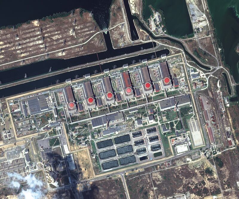 Una imagen satelital, proveída por Maxar Technologies, de la planta nuclear de Zaporiyia, en Enerhodar, Ucrania, tomada por los rusos. Foto: EFE