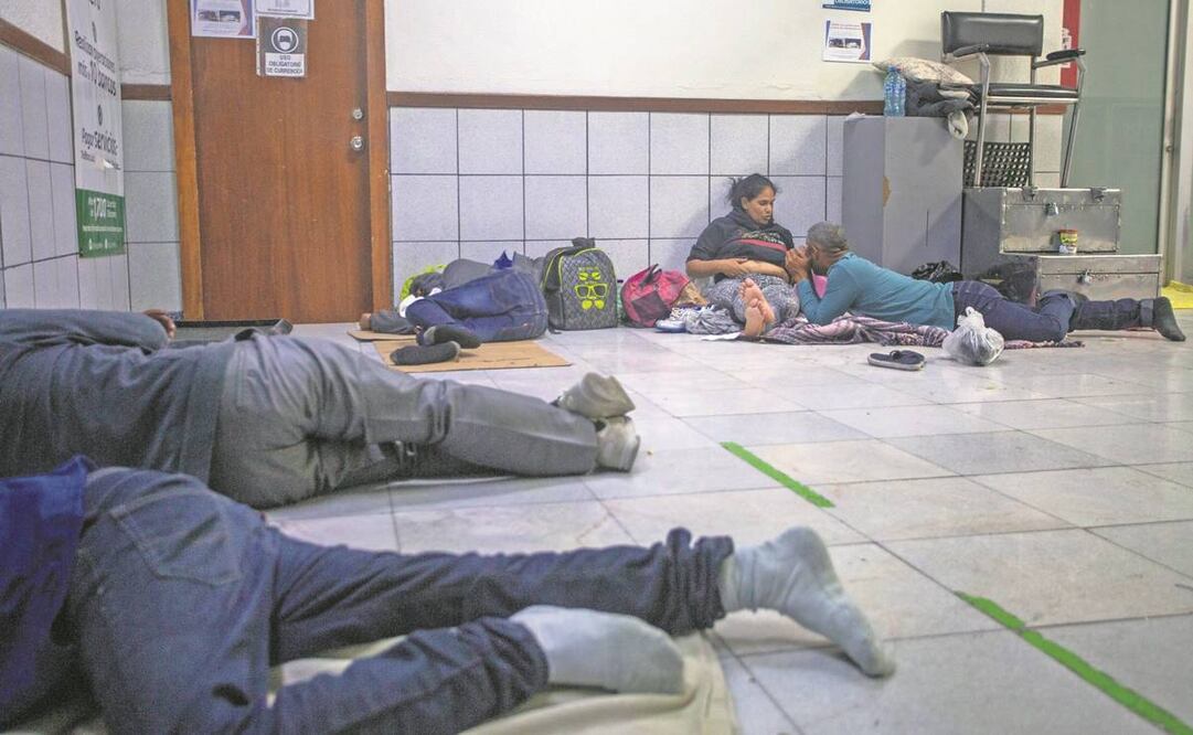 Jesús Enrique, quien fue deportado de Estados Unidos hace casi un mes, cuenta que estuvo detenido en el centro del INM con unas 500 personas. Foto: Aimee Melo/EL UNIVERSAL 