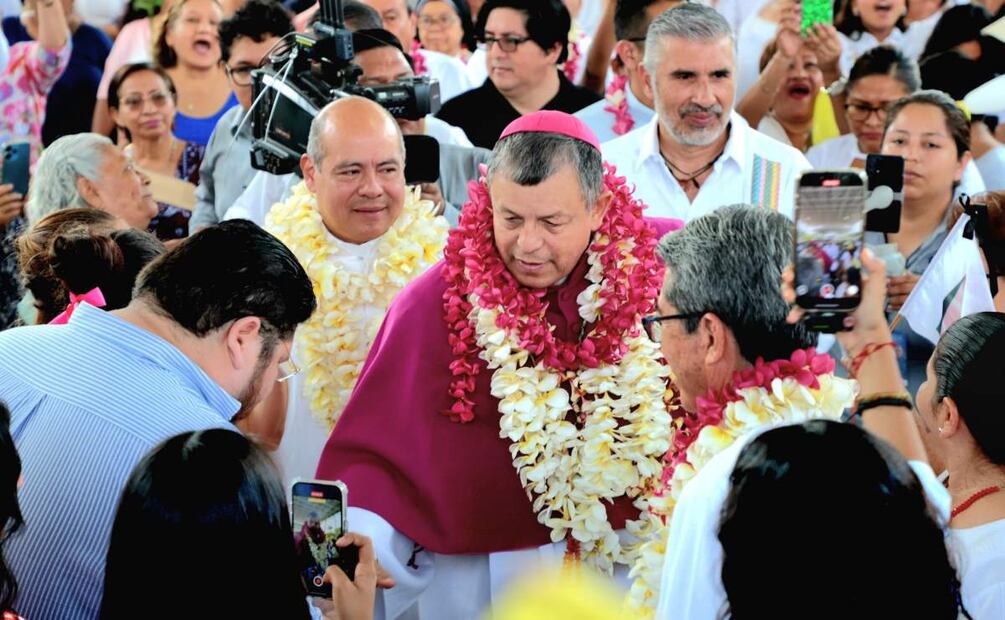 El religioso fue recibido con tambores y bailes tras asumir arzobispado de Tuxtla Gutiérrez (25/04/2025). Foto: X (@TorresAngelC)
