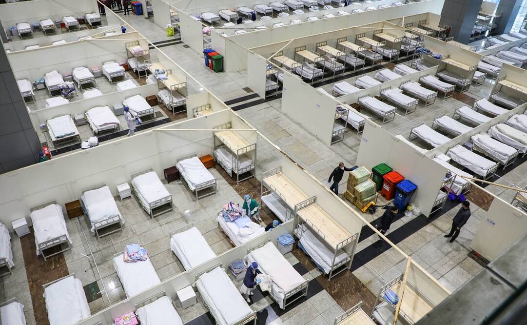 Las autoridades chinas informaron de 563 muertes y un nuevo aumento de casos confirmados de coronavirus a 28 mil 018 (Foto: AFP)