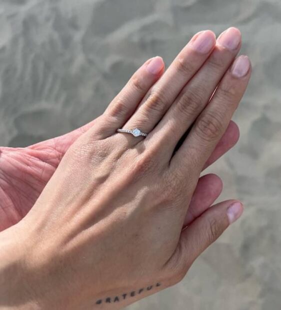 Julián Gil y Valeria Marín se comprometen en pleno desierto de Qatar