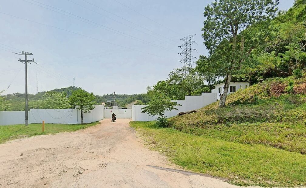 En abril, como medidas de seguridad, en la entrada colocan una cámara de vigilancia y un espejo circular. Foto: Google Maps