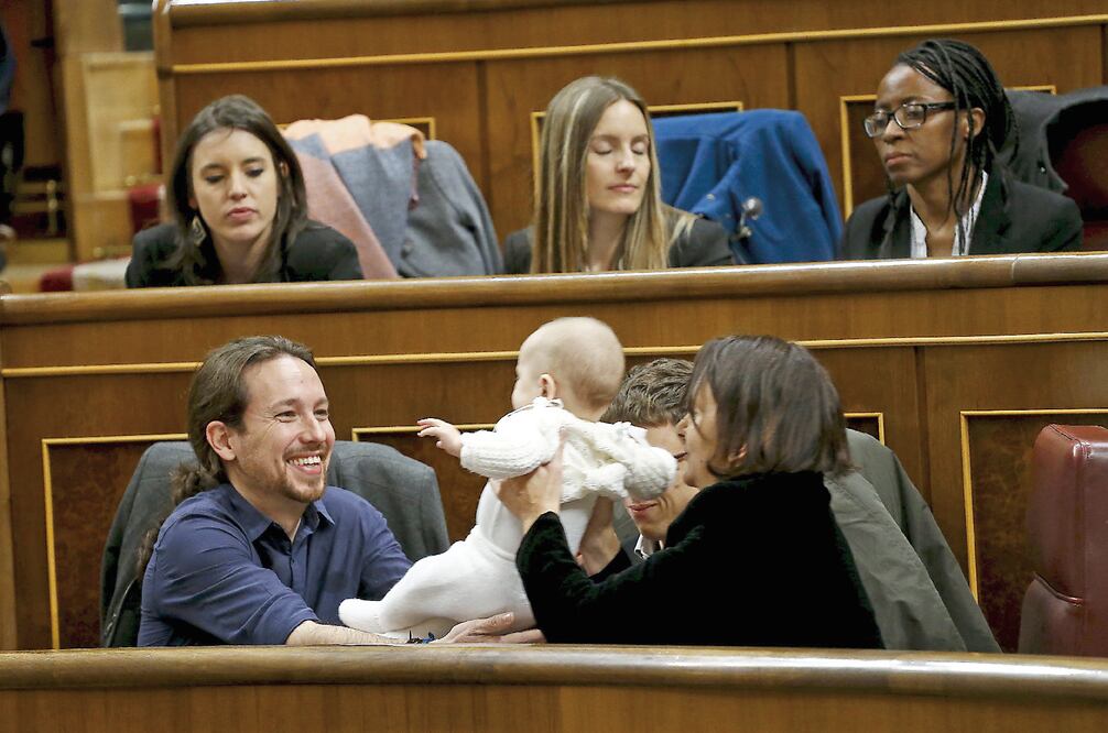 El pequeño Diego, con su madre y el líder de Podemos, Pablo Iglesias, ayer en la sesión de la Cámara Baja, en Madrid (JUAN MEDINA. REUTERS)