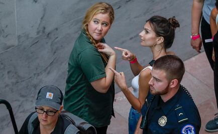 Detienen en protesta a Emily Ratajkowski y a Amy Schumer