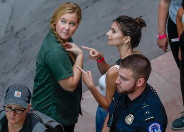 Detienen en protesta a Emily Ratajkowski y a Amy Schumer