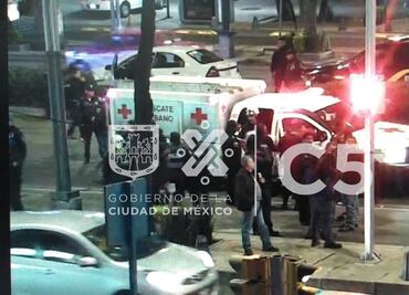 Servicios de emergencia trabajan por volcadura en Reforma