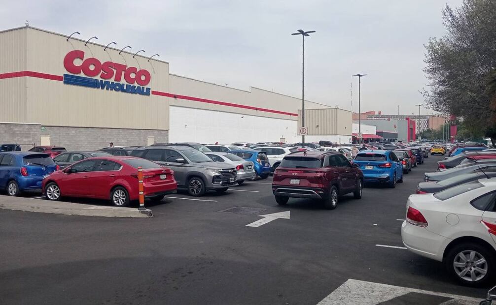 Estacionamiento de Costco sin lugar por afluencia de clientes. Foto: Fernanda Rojas - EL UNIVERSAL