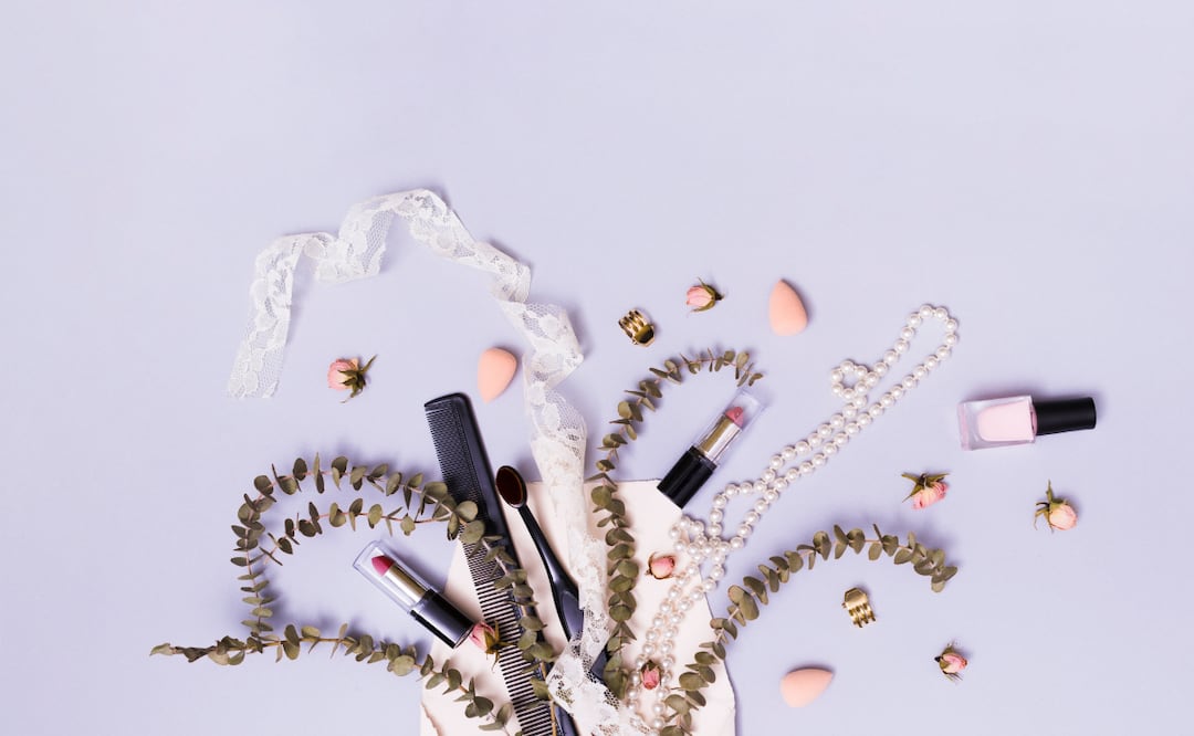 Una guía de regalos beauty con básicos que se sienten especiales: maquillaje fácil de amar, fórmulas confiables y pequeños lujos para consentir esta temporada. Foto: Freepik