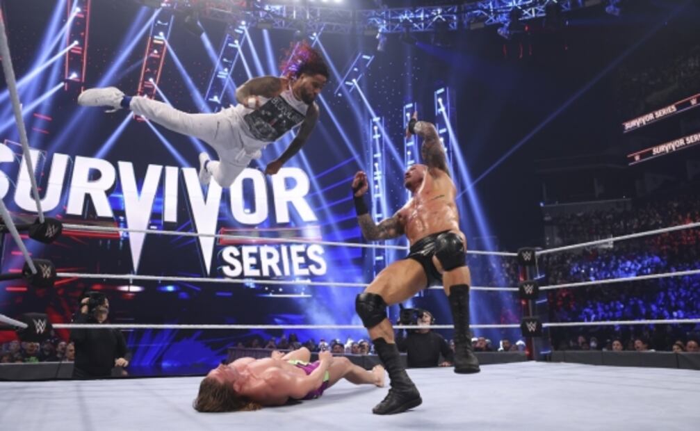 Roman Reigns derrota a Big E en Survivor Series; Raw domina el evento