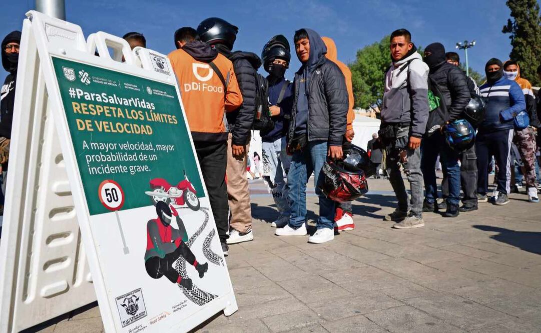 El programa de la Secretaría de Movilidad estatal tiene el objetivo de enseñar a motociclistas acciones de protección civil, primeros auxilios, funcionalidad del casco, y los riesgos de manejar a exceso de velocidad 22 de enero. Foto: Luis Camacho / EL UNIVERSAL
