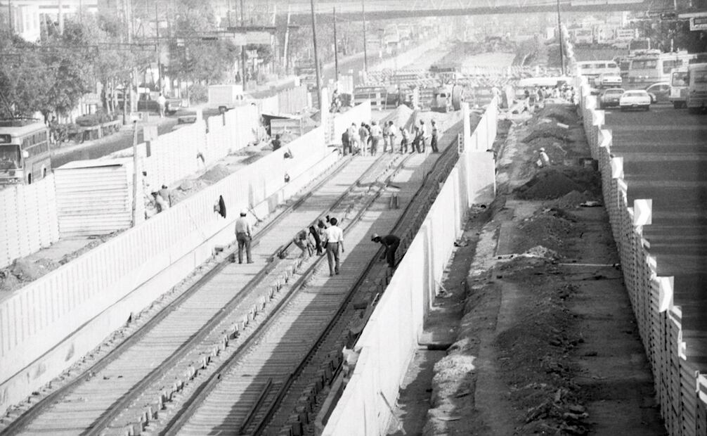 Trabajos de la Línea 8 en Av. Francisco del Paso y Troncoso, Iztapalapa, en 1993. Una década antes, el STC destinó 500 mil millones de pesos a la ampliación de su red; la construcción de la ruta 8 costaría mil millones. Foto: Guillermo González/Archivo EL UNIVERSAL.