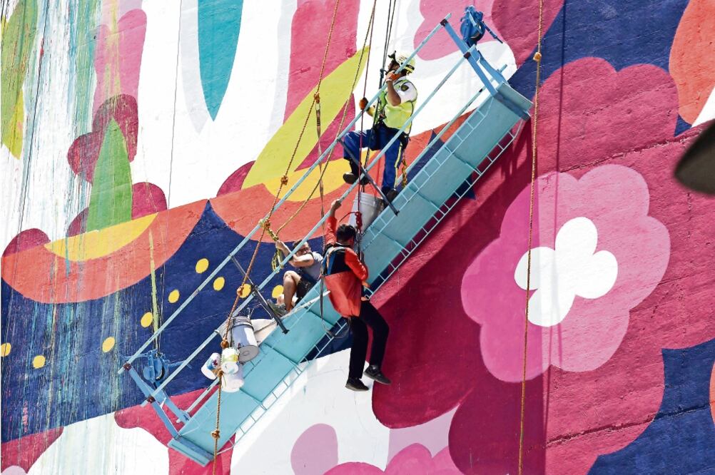 Según la versión de los involucrados en el incidente, una de las cuerdas que sostenían la estructura metálica se rompió, esto provocó que el andamio quedara de manera vertical, mientras ellos quedaron suspendidos de la base. Foto: JUAN ARMANDO MARTÍNEZ