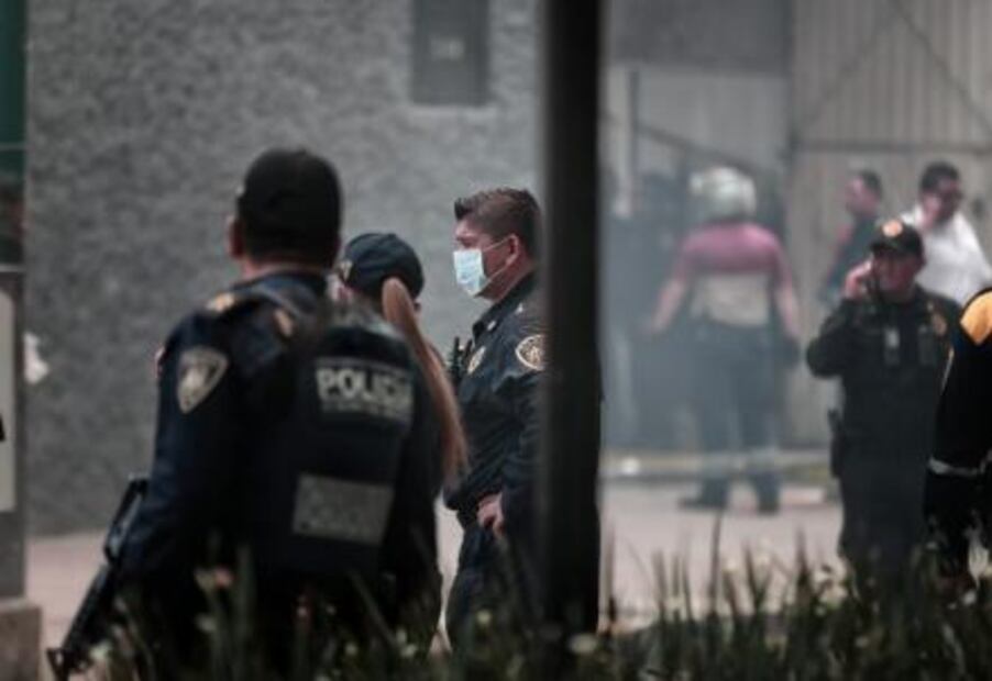 Reportan dos lesionados por incendio en taller mecánico en la Narvarte