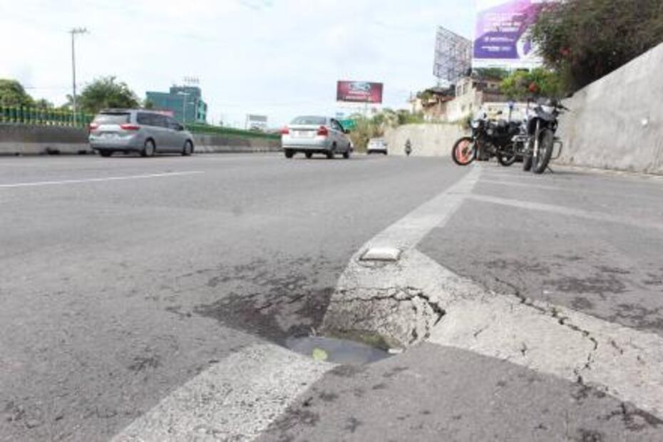 Chocan autoridades municipales y federales por hundimientos en Paso Exprés