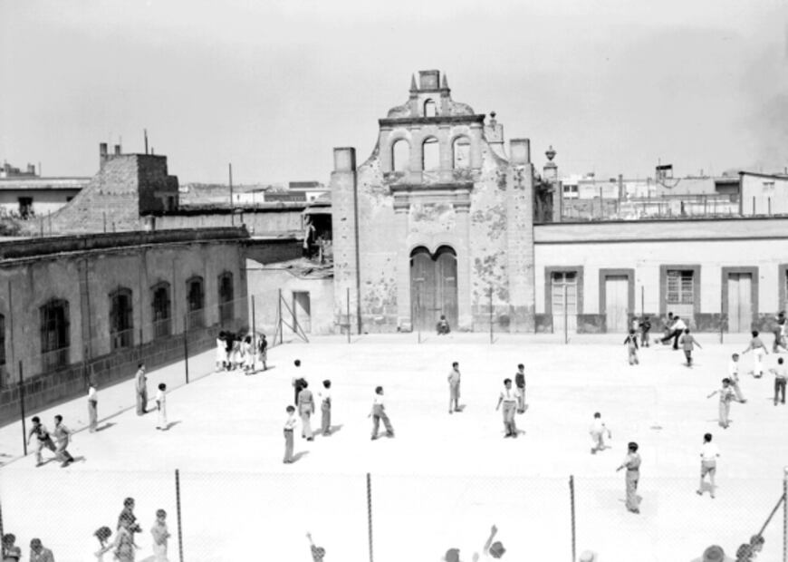 La antigua capilla de Santa Paula en la década de los 50. Sobre lo que fuera el cementerio juegan los niños. El templo, en estado ruinoso, perdió sus esculturas y campanas. Al final desaparecería con la ampliación del Paseo de la Reforma hacia el norte en 1963. Foto: Colección Carlos Villasana.