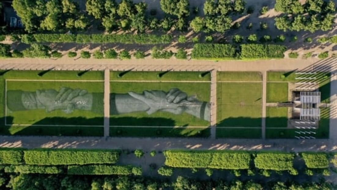 La Torre Eiffel acoge el fresco biodegradable más grande del mundo