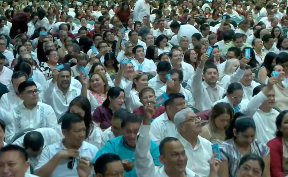 Reparte chocolates de Mr Beast en su IV Informe Layda Sansores en Campeche. Foto: Especial