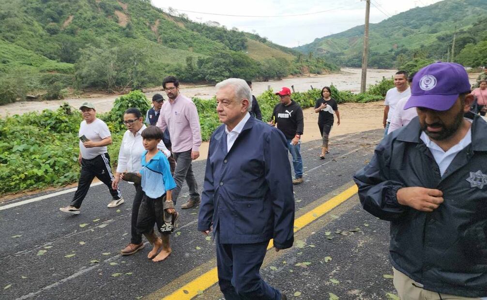 AMLO cruza a pie parte de carretera México-Acapulco / Cortesía: : Jesús Dorantes