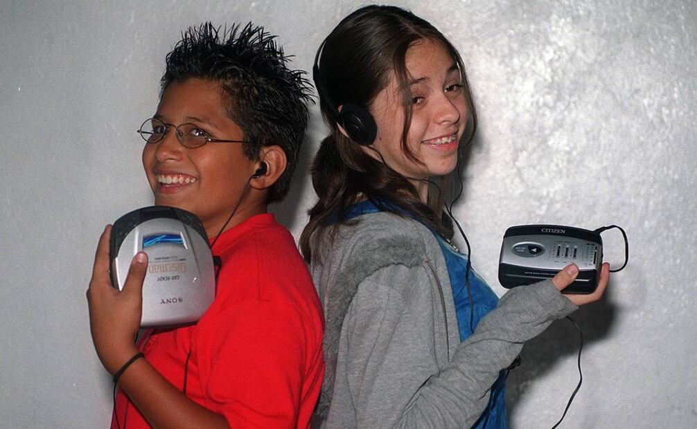 La popularidad de aparatos como el walkman y el discman llegó a ser tal que eran un regalo excelente para el Día del Niño. Foto: Raúl Estrella/Archivo EL UNIVERSAL.