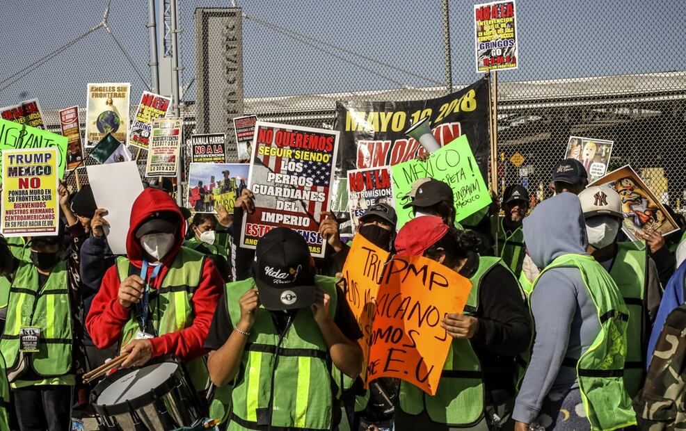 Migrantes se manifestaron, el pasado miércoles 18 de diciembre de 2024, en el puerto internacional de San Ysidro en Tijuana, Baja California. Foto: EFE