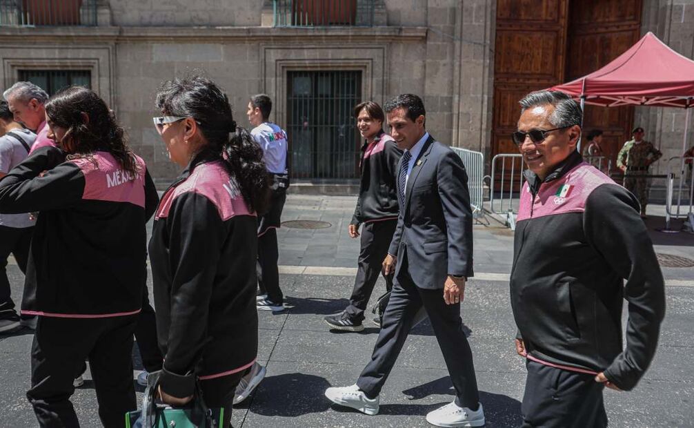 Claudia Sheinbaum recibe a clavadistas mexicanos, entre ellos Osmar Olvera, tras participación en Singapur. Foto: Gabriel Pano/ EL UNIVERSAL