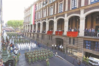 Algarabía viste desfiles militares en los 31 estados