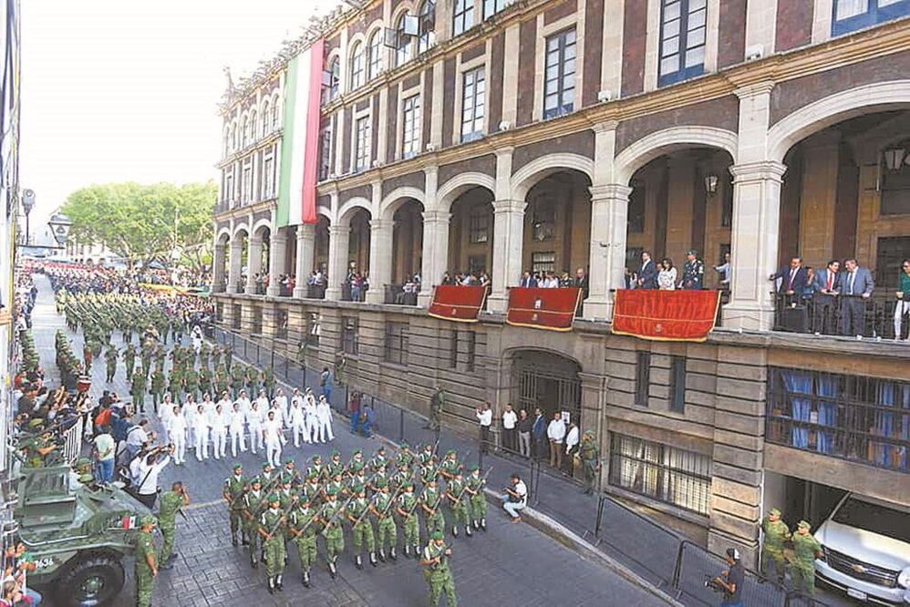 En Cuernavaca, Morelos, el gobernador Cuauhtémoc Blanco presenció el desfile desde el Palacio de Gobierno. ESPECIAL