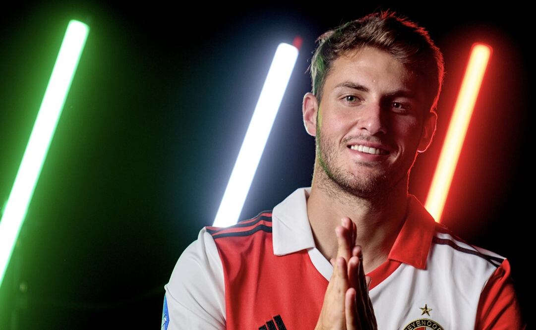 Santiago Giménez posando con la camiseta del Feyenoord - FOTO: Twitter @Feyenoord