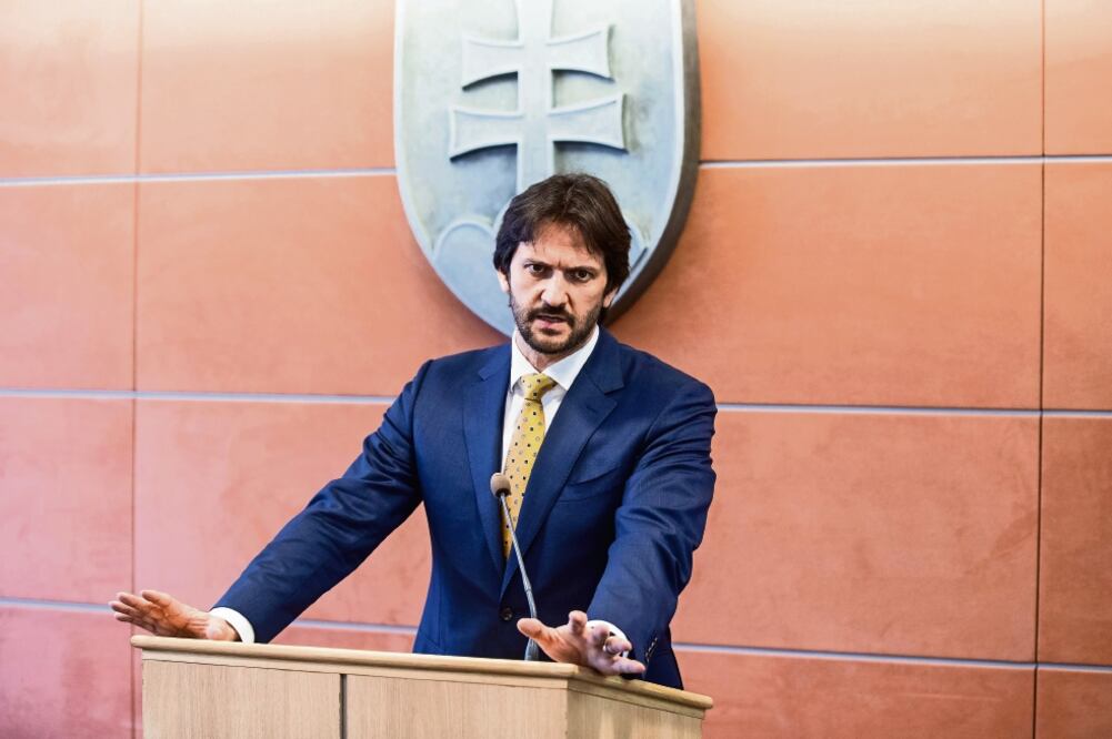 El ministro eslovaco del Interior, Robert Kalinak, anunció ayer su dimisión a consecuencia del asesinato de Jan Kuciak, en Bratislava, Eslovaquia (JAKUB GAVLAK. EFE)