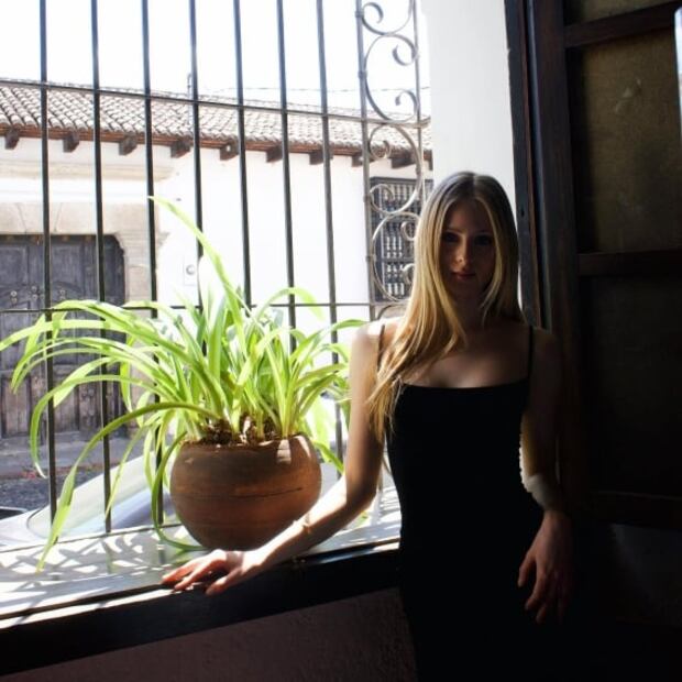 Loreto Peralta: el minivestido negro con el que ha conquistado la red