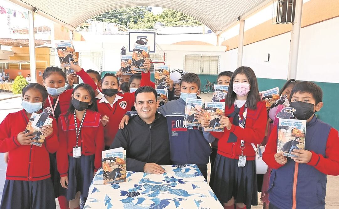 Hallando lectores es una inciativa de Enrique Toro, quien busca donar 10 mil ejemplares en un año a niños y niñas, a fin de motivar el hábito de la lectura. Foto: ESPECIAL