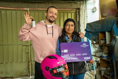 Banco Azteca e Italika celebran la historia de Tony: un ejemplo de fuerza, movilidad y esperanza en el marco de octubre rosa