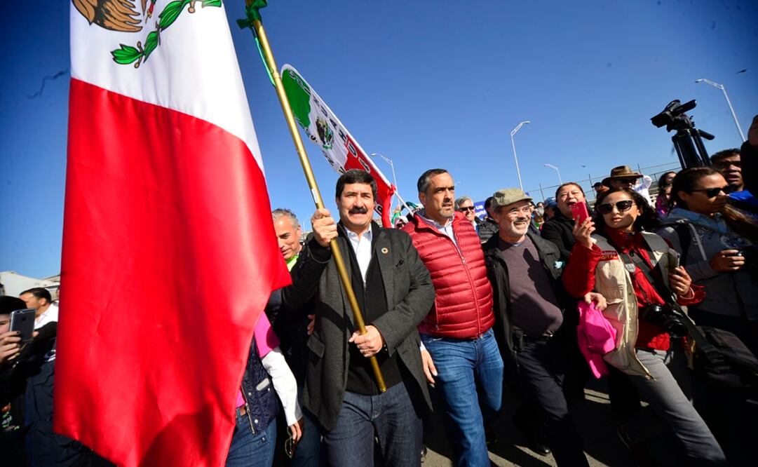 Justo a la mitad del puente que divide México de Estados Unidos, unas mil personas comenzaron la marcha. /Notimex