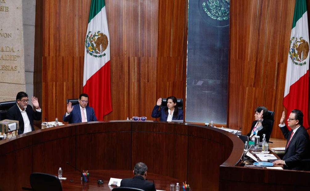 Las magistradas y magistrados del Tribunal Electoral del Poder Judicial de la Federación (TEPJF), Mónica Soto, Felipe de la Mata, Felipe Fuentes, Janine Madeline Otálora, y Reyes Rodríguez Mondragón, durante la sesión en el pleno de dicho recinto este miércoles 20 de agosto de 2025. Foto: Diego Simón Sánchez/ EL UNIVERSAL