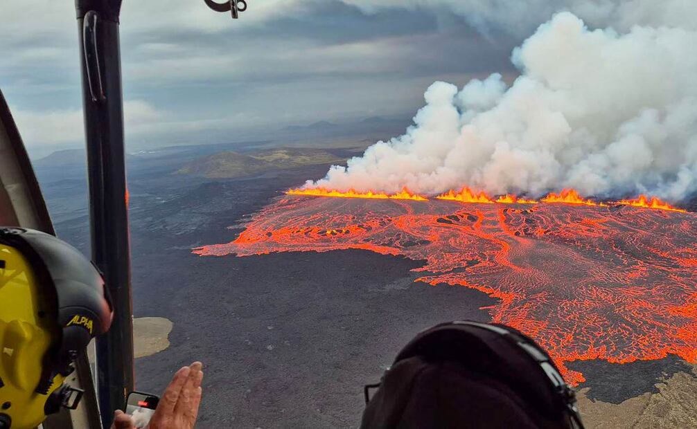 Imagen difundida el 16 de julio de 2025 por el Departamento de Defensa Pública del Comisionado de Policía Estatal de Islandia muestra lava y humo saliendo de un volcán cerca de Grindavik, en la península islandesa de Reykjanes. Un volcán entró en erupción el miércoles en la península de Reykjanes, al suroeste de Islandia, según informaron las autoridades meteorológicas, la novena erupción que azota la región desde finales de 2023. La emisora RUV informó que el cercano pueblo pesquero de Grindavik había sido evacuado, al igual que la Laguna Azul, el famoso destino turístico de Islandia. Foto: AFP