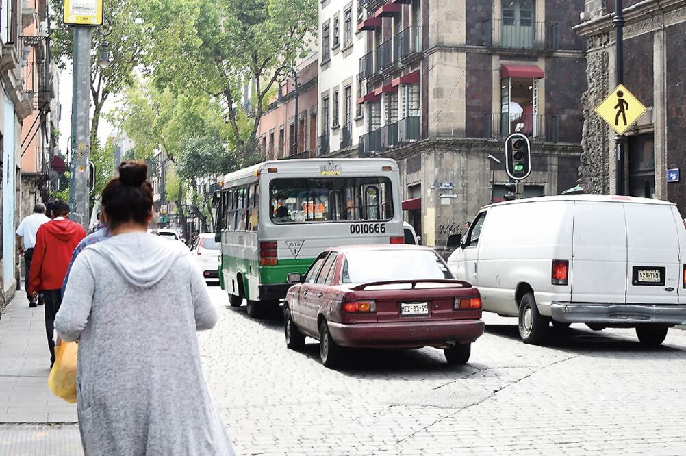 Semovi da a conocer que de las 9:00 a las 22:00 horas se restringirá el acceso a los vehículos de carga pesada en el primer cuadro de la ciudad (FOTOS: MOISES ROSAS. OBTURADORMX)