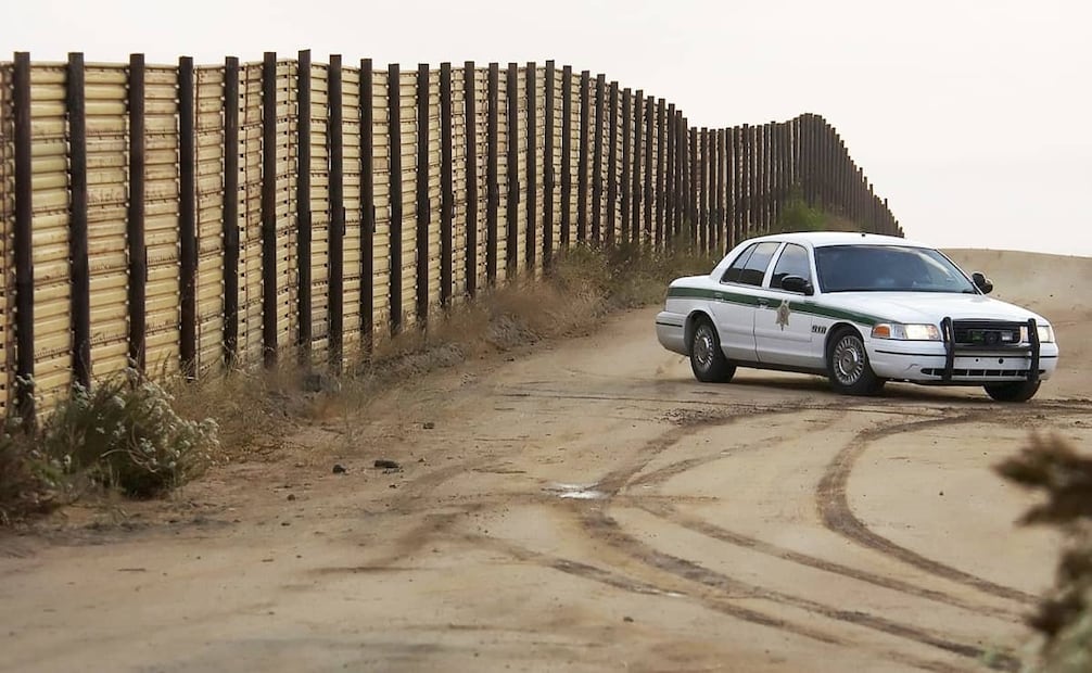 Un vehículo de la Patrulla Fronteriza vigila el límite entre Campo, California, y Tijuana. Foto: EFE.