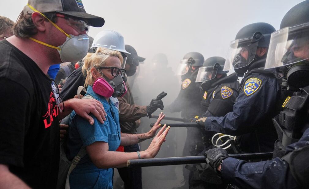 Manifestantes se enfrentan con la policía en la autopista 101, cerca del centro metropolitano de detención, el domingo 8 de junio de 2025, en Los Ángeles. Foto: AP/Archivo