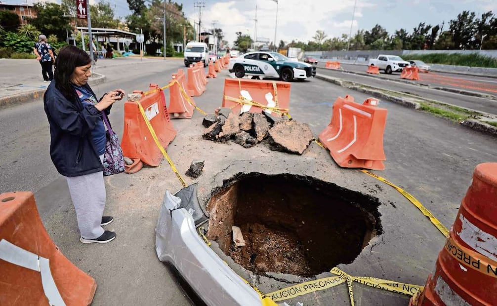 El socavón en Iztacalco está ubicado en la lateral de calzada Ignacio Zaragoza a la altura del Walmart y la calle de Agua Caliente. Foto: Diego Simón / EL UNIVERSAL