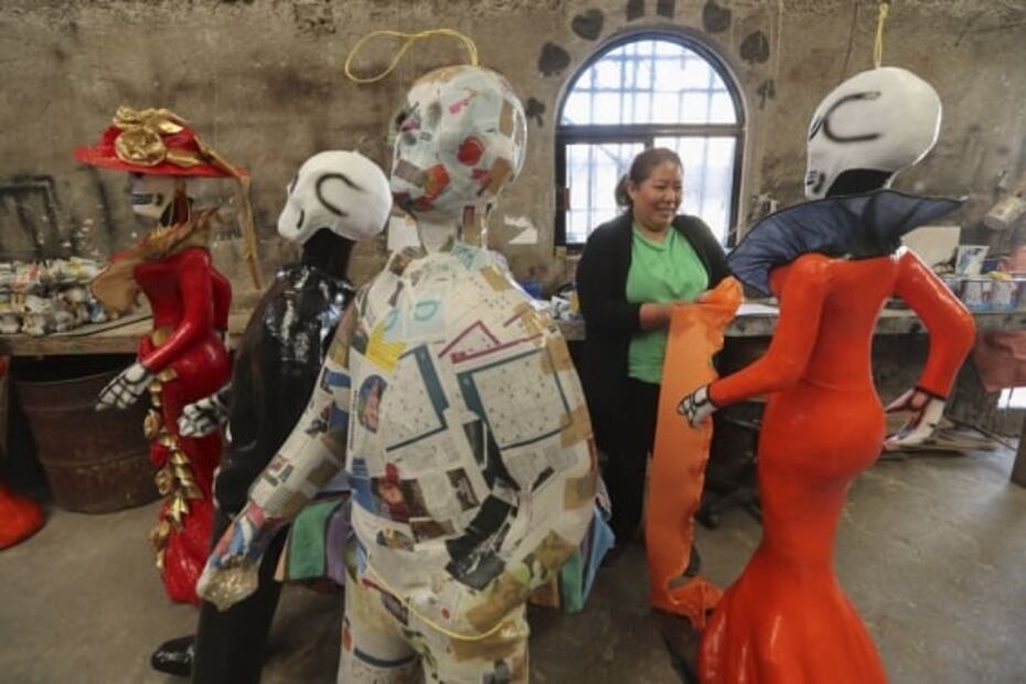 Celebran la muerte con piñatas de Catrina