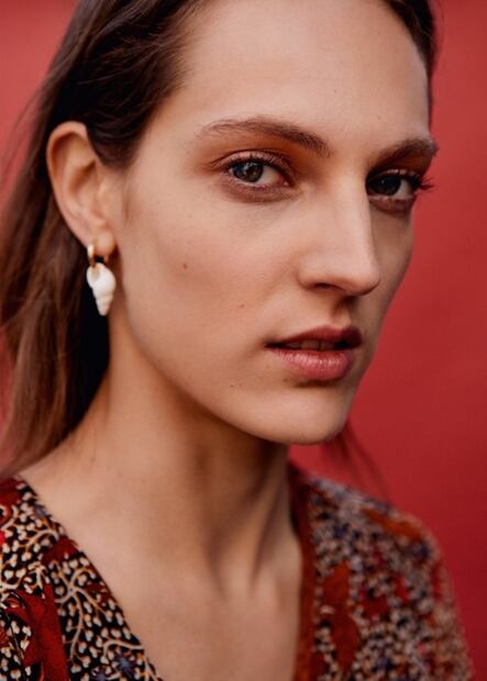 Alerta tendencia: los aretes de perlas y conchas son el must have perfecto para verano