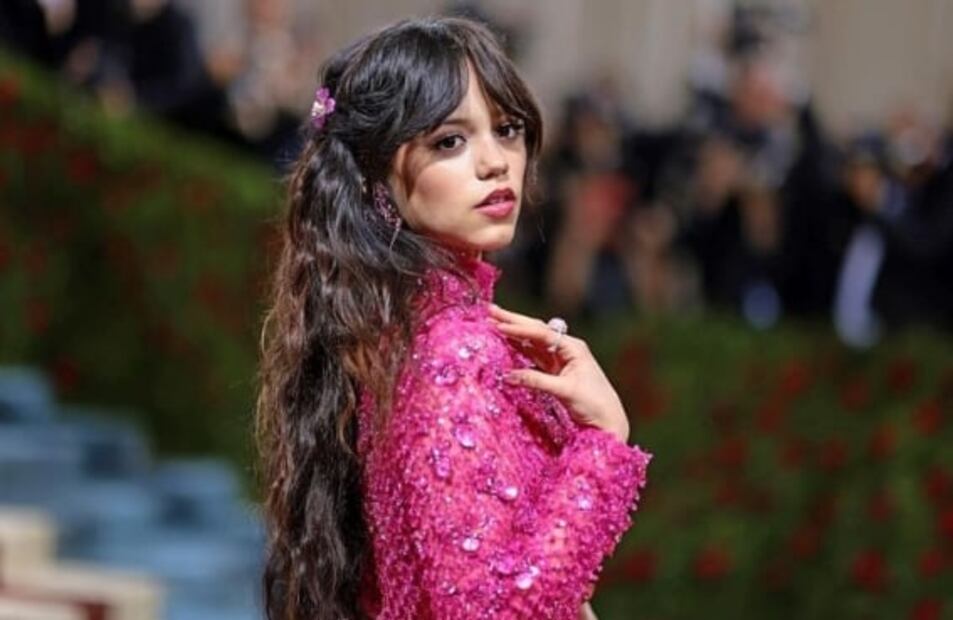 Jenna Ortega, la nueva Merlina, luce vestido Valentino de encaje