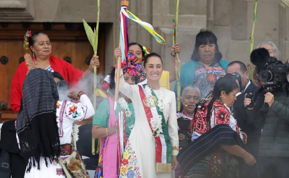 Claudia Sheinbaum recibe bastón de mando de los pueblos indígenas en ceremonia en el Zócalo de la CDMX / Foto: Carlos Mejía. EL UNIVERSAL