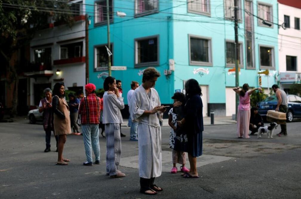 People gather on a street after a tremor was felt in Mexico City – Photo: Claudia Daut/ REUTERS