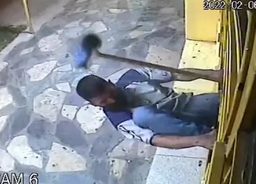 Ladrón intenta asaltar una panadería en Argentina y lo echan a escobazos