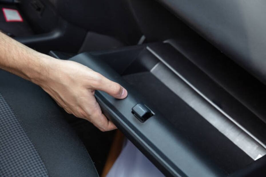 Limpia la guantera del auto de manera constante. Foto: iStock