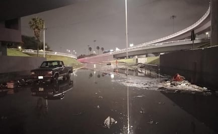 Fuertes lluvias dejan un muerto, autos varados e inundaciones en Monterrey; hallan restos humanos