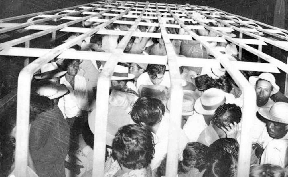 Detención de migrantes mexicanos por la Guardia Fronteriza, 1954. El interés de los estadounidenses por “mantener su raza pura” motivó muchas agresiones y vejaciones contra los mexicanos. Foto: U.S. Border Patrol/Wikimedia Commons